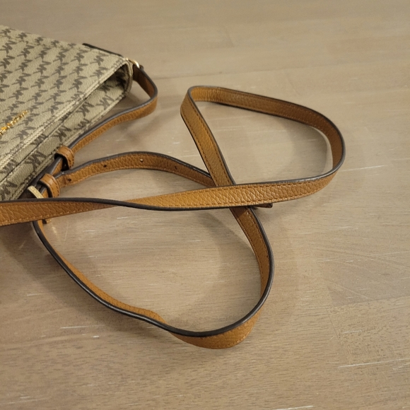 Michael Kors Jet Set Travel Large Messenger - Picture 11 of 15